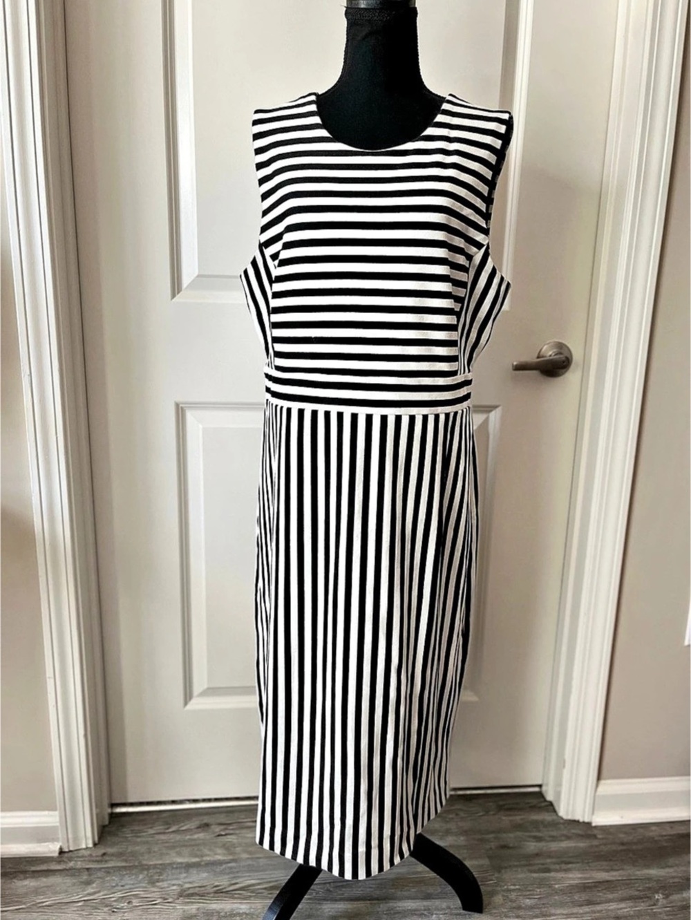 Ann Taylor Striped Midi Dress in Black & White Size 14T Like New